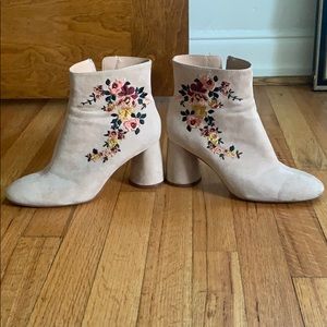 ZARA Botin tan floral embroidered ankle boot